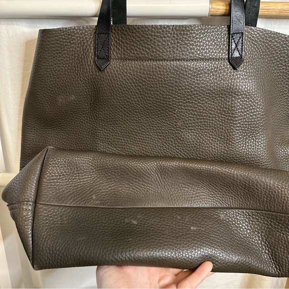 Madewell Transport Tote in Pebbled Leather, dark grey / brown - Picture 7 of 14